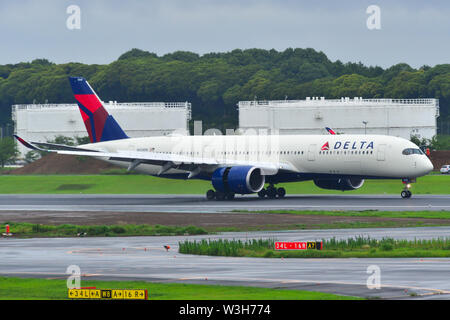 Tokio, Japan - Jul 4, 2019. N508DN Delta Air Lines Airbus A350-900 Rollen auf Start- und Landebahn des Flughafen Tokio Narita International (NRT). Narita ist einer der verkehrsreichsten Airpor Stockfoto