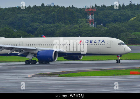 Tokio, Japan - Jul 4, 2019. N508DN Delta Air Lines Airbus A350-900 Rollen auf Start- und Landebahn des Flughafen Tokio Narita International (NRT). Narita ist einer der verkehrsreichsten Airpor Stockfoto