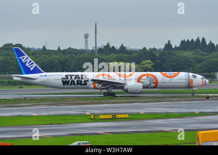 Tokio, Japan - Jul 4, 2019. JA 789 eine All Nippon Airways Boeing 777-300ER (Star Wars BB-8 Livery) Rollen auf Start- und Landebahn des Flughafen Tokio Narita International (NRT). Stockfoto