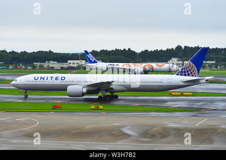 Tokio, Japan - Jul 4, 2019. N 2331 U United Airlines Boeing 777-300ER Rollen auf Start- und Landebahn des Flughafen Tokio Narita International (NRT). Narita ist einer der verkehrsreichsten Airpo Stockfoto