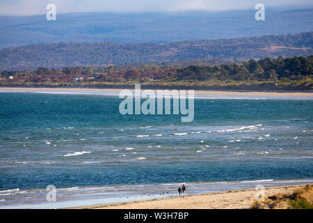 Coles Bay Tasmanien, paar Spaziergang entlang Sandpiper Beach in Coles Bay, Tasmanien, Australien Stockfoto