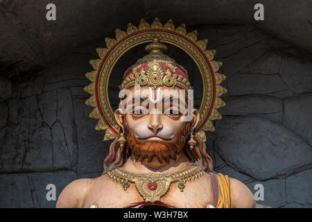 Hanuman Statue, Hindu Idol in der Nähe von Ganges, Rishikesh, Indien. Heilige Orte für Pilger in Rishikesh. Statue, dass Lord Hanuman schildern Stockfoto