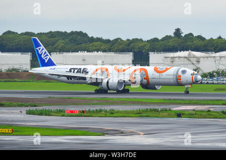 Tokio, Japan - Jul 4, 2019. JA 789 eine All Nippon Airways Boeing 777-300ER (Star Wars BB-8 Livery) Rollen auf Start- und Landebahn des Flughafen Tokio Narita International (NRT). Stockfoto