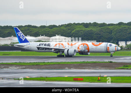 Tokio, Japan - Jul 4, 2019. JA 789 eine All Nippon Airways Boeing 777-300ER (Star Wars BB-8 Livery) Rollen auf Start- und Landebahn des Flughafen Tokio Narita International (NRT). Stockfoto