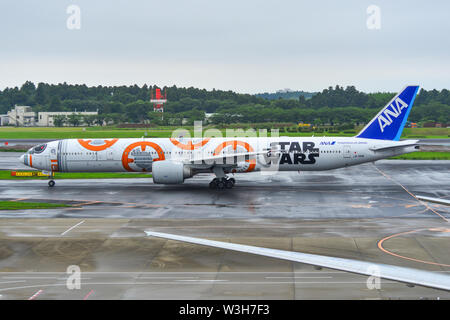 Tokio, Japan - Jul 4, 2019. JA 789 eine All Nippon Airways Boeing 777-300ER (Star Wars BB-8 Livery) Rollen auf Start- und Landebahn des Flughafen Tokio Narita International (NRT). Stockfoto