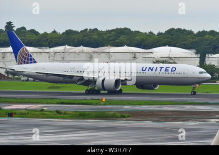 Tokio, Japan - Jul 4, 2019. N 2331 U United Airlines Boeing 777-300ER Rollen auf Start- und Landebahn des Flughafen Tokio Narita International (NRT). Narita ist einer der verkehrsreichsten Airpo Stockfoto