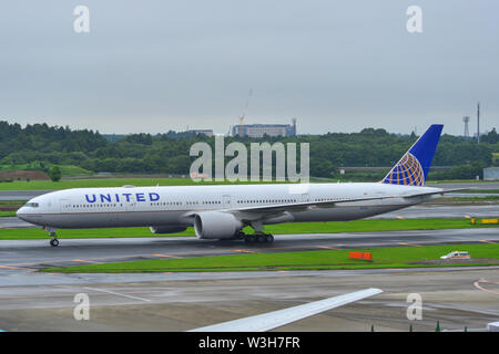 Tokio, Japan - Jul 4, 2019. N 2331 U United Airlines Boeing 777-300ER Rollen auf Start- und Landebahn des Flughafen Tokio Narita International (NRT). Narita ist einer der verkehrsreichsten Airpo Stockfoto