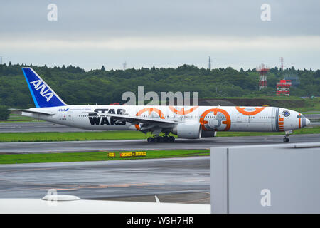 Tokio, Japan - Jul 4, 2019. JA 789 eine All Nippon Airways Boeing 777-300ER (Star Wars BB-8 Livery) Rollen auf Start- und Landebahn des Flughafen Tokio Narita International (NRT). Stockfoto