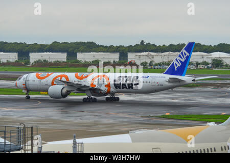 Tokio, Japan - Jul 4, 2019. JA 789 eine All Nippon Airways Boeing 777-300ER (Star Wars BB-8 Livery) Rollen auf Start- und Landebahn des Flughafen Tokio Narita International (NRT). Stockfoto