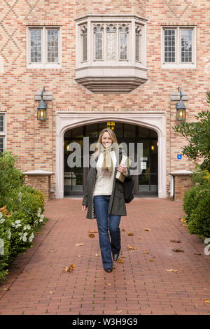Schön, glücklich, Lächeln, selbstbewusst weiblich Frau College Student Stockfoto