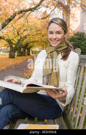 Schön, glücklich, Lächeln, weiblich Frau College Student studieren mit Bücher auf dem Campus Stockfoto