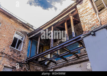 Übergang zwischen zwei alten Gebäuden. Konstruktion aus Holz und Metall. Über Bau, Architektur. Stockfoto