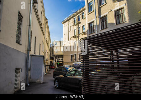 Klimageräte auf eine Wand. Innenhof des Quartals im neunzehnten Jahrhundert. Über Bau, Architektur, Lüftung. Stockfoto