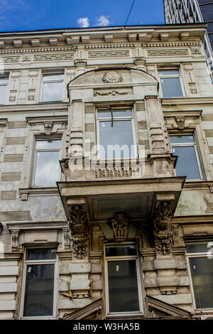 Erkerfenster auf das Haus, das im späten 19. Jahrhundert errichtet wurde. Art nouveau. Reiche Verzierung. Rund um den Bau, Architektur, Geschichte. Stockfoto