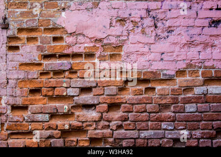 Alte Mauer eines Gebäudes, das im späten 19. Jahrhundert gebaut wurde. Ein guter Hintergrund für eine Seite über Bau, Architektur, Geschichte, Kunst. Stockfoto