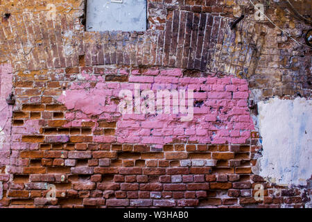 Alte Mauer eines Gebäudes, das im späten 19. Jahrhundert gebaut wurde. Ein guter Hintergrund für eine Seite über Bau, Architektur, Geschichte, Kunst. Stockfoto