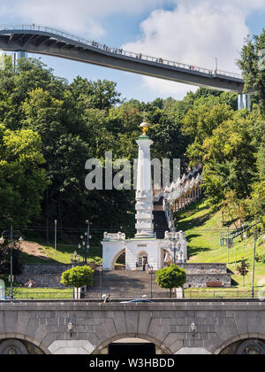 Kiew, Ukraine - Juli 13, 2019: Blick auf das Denkmal für die Magdeburger Rechte in Kiew, der Hauptstadt der Ukraine. Stockfoto