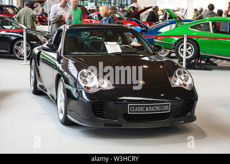 FRIEDRICHSHAFEN - Mai 2019: schwarz PORSCHE 911 996 Turbo Coupé 2002 Motorworld Klassiker Bodensee am 11. Mai 2019 in Friedrichshafen. Stockfoto