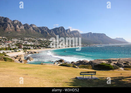 Landschaft Blick auf die Zwölf Apostel Berge und Table Mountain National Park und Camps Bay Coastal Vorort von Kapstadt, Südafrika Stockfoto