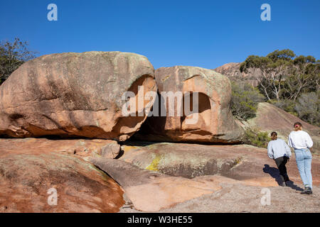 Junge Mädchen an der schläfrigen Bucht im Freycinet National Park, Tasmanien, Australien Stockfoto