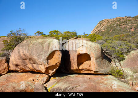 Verschlafenen Bucht Freycinet National Park auf einem blauen Himmel Winter Tag, giant Red Rock Felsblöcke, Tasmanien, Australien Stockfoto