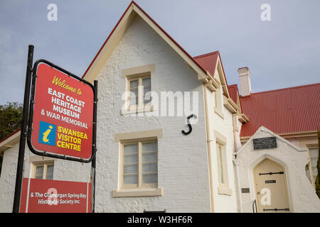 Swansea, Tasmanien, Ostküste Heritage Museum und Kriegerdenkmal in Swansea, einen Tasmanischen Stadt an der Ostküste mit Blick auf den Freycinet National Park. Stockfoto