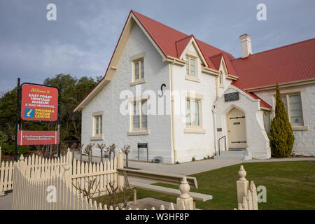 Swansea, Tasmanien, Ostküste Heritage Museum und Kriegerdenkmal in Swansea, einen Tasmanischen Stadt an der Ostküste mit Blick auf den Freycinet National Park. Stockfoto