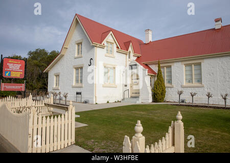 Swansea, Tasmanien, Ostküste Heritage Museum und Kriegerdenkmal in Swansea, einen Tasmanischen Stadt an der Ostküste mit Blick auf den Freycinet National Park. Stockfoto