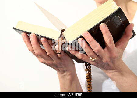 Betende Hände halten und das Lesen der Bibel lieferbar Bild und Foto Stockfoto