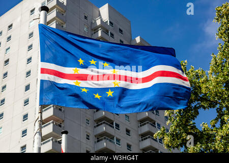 Kap Verde Flagge. Nationales Symbol winken auf der Pole, Hochhaus und dem klaren, blauen Himmel Hintergrund, sonnigen Tag. Unabhängig tag Konzept. Stockfoto