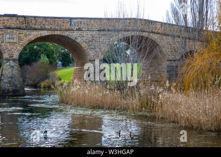 Richmond Tasmanien, das historische Erbe Bogenbrücke in Richmond und Australiens älteste Steinbrücke, Richmond, Australien Stockfoto