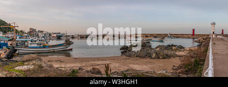 Panorama Ansicht auf einem typischen koreanischen Industrie Hafen mit Leuchtturm. In Namjeong-Myeon, Yeongdeok, Gyeongsangbuk-do, Südkorea, Asien. Stockfoto