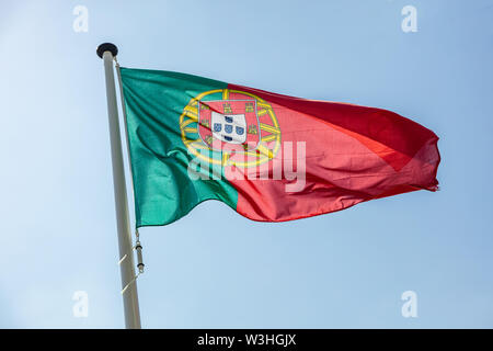 Portugal Flagge, portugiesischen nationalen Symbol winken gegen den klaren blauen Himmel, sonnigen Tag Stockfoto