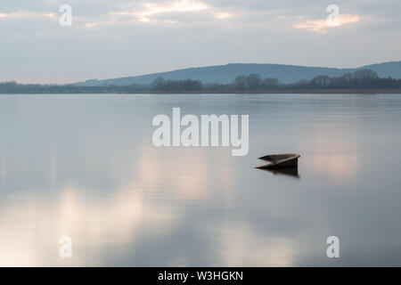 Eine fast vollständig versenkt kleines Boot in See Trasimeno (Umbrien, Italien) Stockfoto