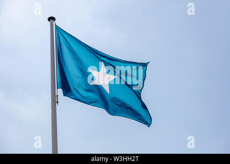 Somalia Flagge, nationales Symbol winken gegen den klaren blauen Himmel, sonnigen Tag Stockfoto