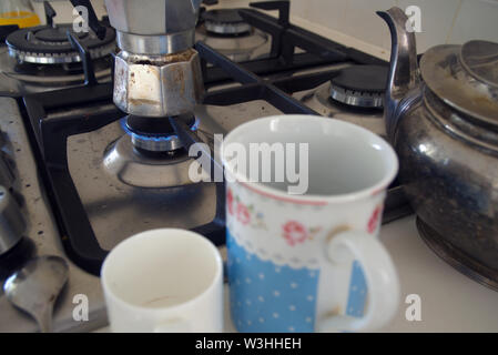 Nahaufnahme einer Kaffeemaschine auf dem Gasherd, Innen- schuss Stockfoto