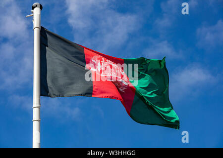 Afghanistan Flagge, nationales Symbol winken gegen den klaren blauen Himmel, sonnigen Tag Stockfoto