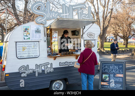 Frau essen Bestellen von Caravan Essen zum Mitnehmen in Hobart, Tasmanien, Australien, Abschaltdruck Stockfoto