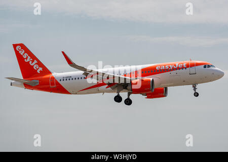 G-UZHN, Juli 11, 2019, Airbus A 320-251 N-8409 Landung auf dem Pariser Flughafen Charles de Gaulle Landebahnen am Ende der easyJet U 26883 Flug von Glasgow Stockfoto