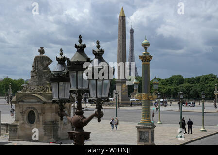 Blick auf den Place de la Concorde, der Obelisk und der Eiffelturm auf einen Feiertag, Paris, Frankreich Stockfoto