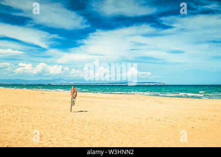 Marine mit Leben Boje hängen an einen Pfosten in Guardamar del Segura. Alicante Spanien Stockfoto