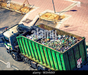 Blick von oben auf die grüne Lkw das Sammeln von Glas für das Recycling in der Stadt Stockfoto