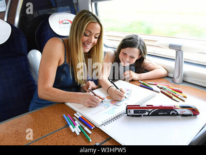 Cherry Healey startet Virgin Trains ???Train Jotting???, einen neuen Wettbewerb, der Kinder im Alter von 5-12 Jahren dazu ermutigt, die Zugreise ihrer Träume zu ziehen und ihr Design in ein Spielzeug verwandeln zu lassen. Stockfoto