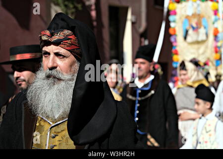 1. Mai 2019: 363° Ausgabe von Sant'Efisio religiösen/Folk Prozession in Cagliari. Schließen Porträt eines Mannes mit Bart tragen traditionelle Kleidung Stockfoto