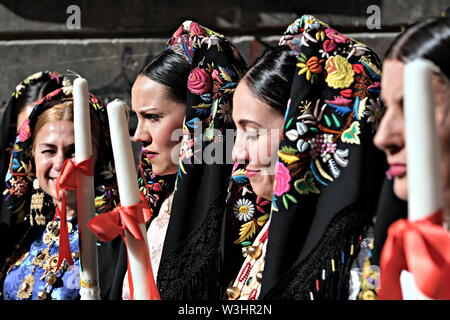 1. Mai 2019: 363° Ausgabe von Sant'Efisio religiösen/Folk Prozession in Cagliari. Gruppe von Frauen tragen bunte Schals Stockfoto