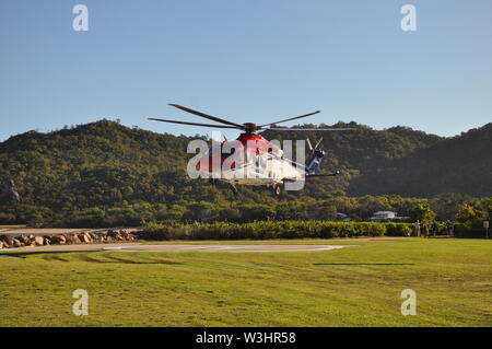 Rettungshubschrauber, im Notfall, die Erhebung eines Patienten von Nelly Bay, Magnetic Island, zum Krankenhaus in Townsville, Queensland, Australien zu gehen Stockfoto