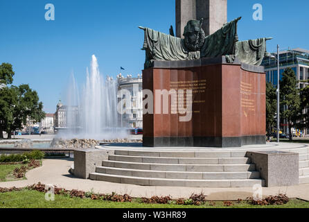 Wasser Brunnen an der Helden" Denkmal der Roten Armee, zum Gedenken an die sowjetischen Soldaten während des zweiten Weltkriegs Wien Offensive, Schwarzenberg, Wien, Österreich getötet. Stockfoto