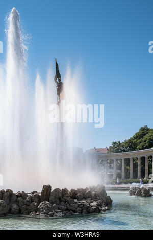 Wasser Brunnen an der Helden" Denkmal der Roten Armee, zum Gedenken an die sowjetischen Soldaten während des zweiten Weltkriegs Wien Offensive, Schwarzenberg, Wien, Österreich getötet. Stockfoto