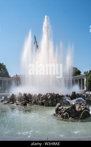 Wasser Brunnen an der Helden" Denkmal der Roten Armee, zum Gedenken an die sowjetischen Soldaten während des zweiten Weltkriegs Wien Offensive, Schwarzenberg, Wien, Österreich getötet. Stockfoto