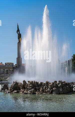 Wasser Brunnen an der Helden" Denkmal der Roten Armee, zum Gedenken an die sowjetischen Soldaten während des zweiten Weltkriegs Wien Offensive, Schwarzenberg, Wien, Österreich getötet. Stockfoto